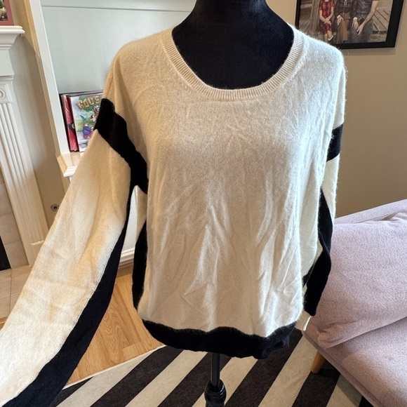 Escada Sweaters - ESCADA SPORT 100% Cashmere Soft Colorblock Cream and Black Sweater Size XS VGUC